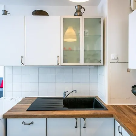 Hall Et Parking Prive